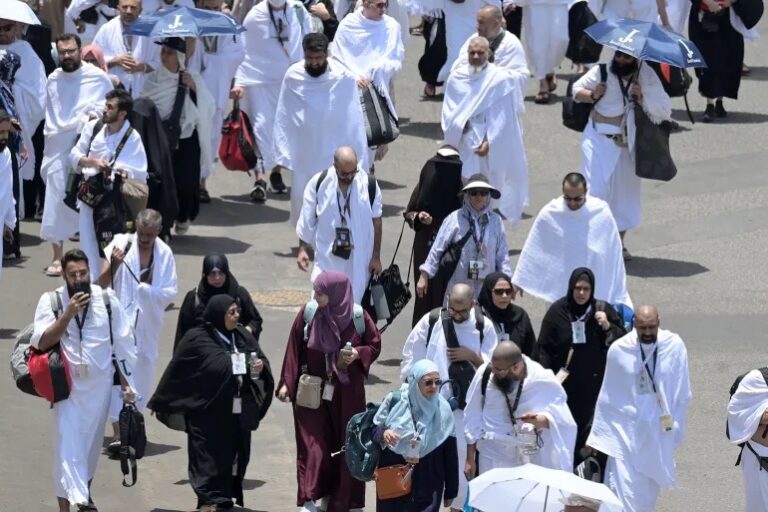 حجاج بيت الله يفدون إلى عرفة لأداء ركن الحج الأعظم