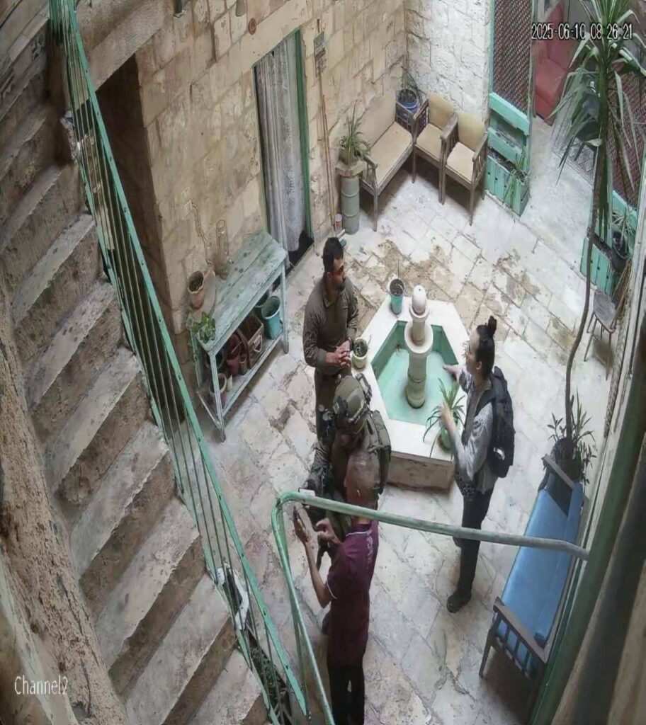 56 إصابة وحالات اختناق واعتقالات..الاحتلال يحاصر البلدة القديمة في نابلس: مداهمات واعتداءات على الطواقم الطبية