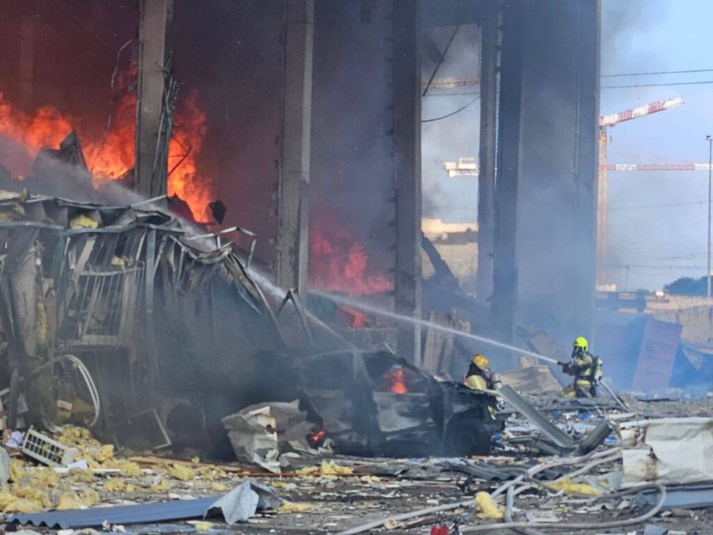 طهران تستهدف تل أبيب بدفعة صاروخية وإسرائيل تعلن اغتيال رئيس الأركان الإيراني