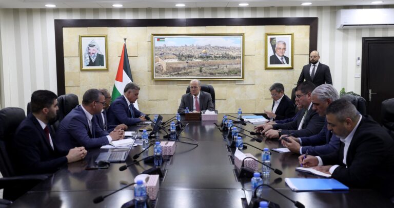 رئيس الوزراء يبحث مع محافظ سلطة النقد إجراءات لمعالجة تكدس عملة الشيقل في المصارف