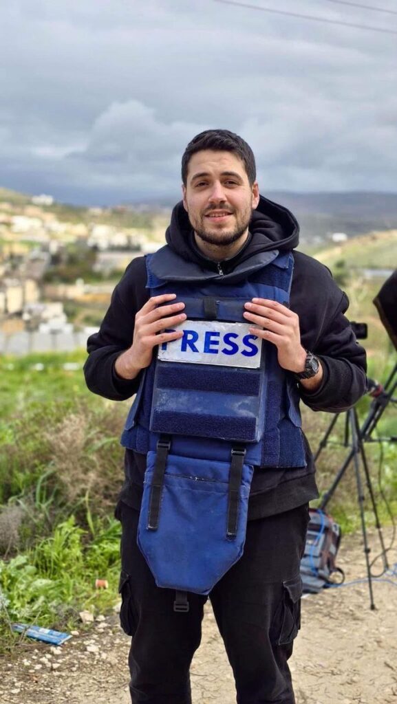 الاحتلال يعتقل عددا من المواطنين من نابلس بينهم الصحفي مجاهد طبنجة