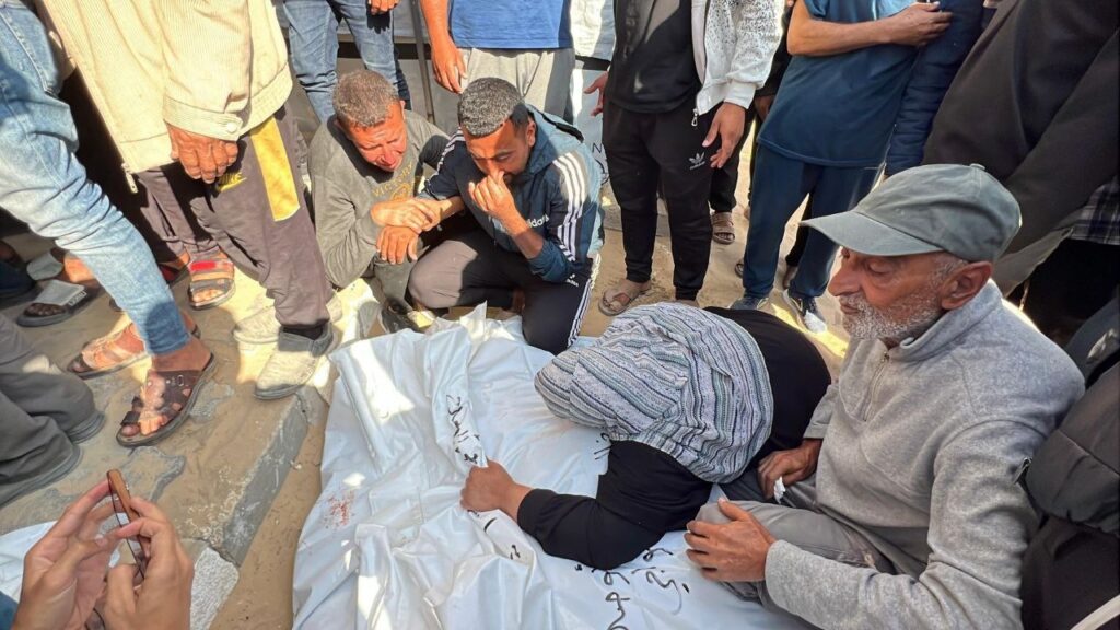 مجزرة جديدة.. شهداء وجرحى جراء استهداف الاحتلال مجموعة من المواطنين في دير البلح