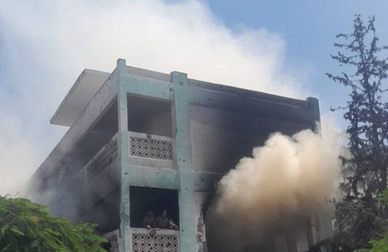 الاحتلال يقصف مدرسة وخياما للنازحين ويصدر أوامر بالتهجير