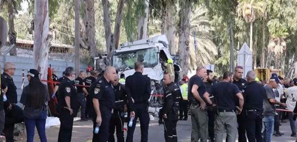 اصابة 9 جنود ومستوطنين في عملية دهس .. المنفذ تمكن من الانسحاب من المكان