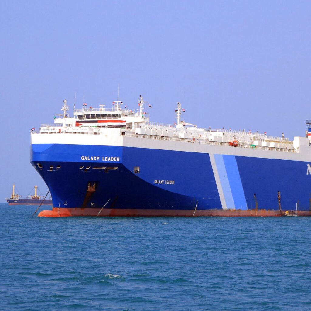 الحوثيون يعلنون استهداف سفينة في البحر الأحمر بزورقين مسيرين و5 صواريخ ومجنحة