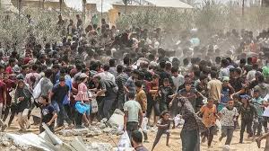 شهيدان ومصابون من منتظري المساعدات بنيران الاحتلال وسط قطاع غزة