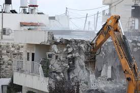 الاحتلال يُجبر ثلاثة مواطنين مقدسيين على تفريغ منازلهم تمهيدا لهدمها ذاتيا