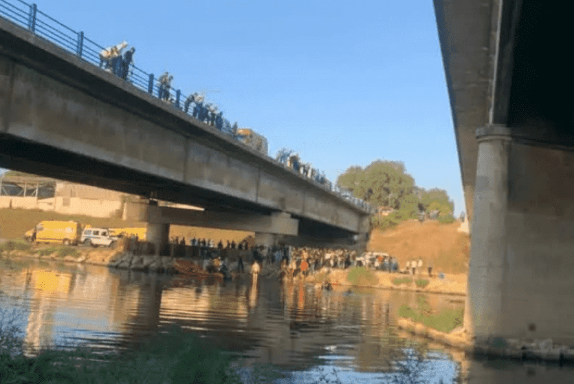 مصرع 18 شخصا غرقا في سقوط حافلة بواد في الجزائر