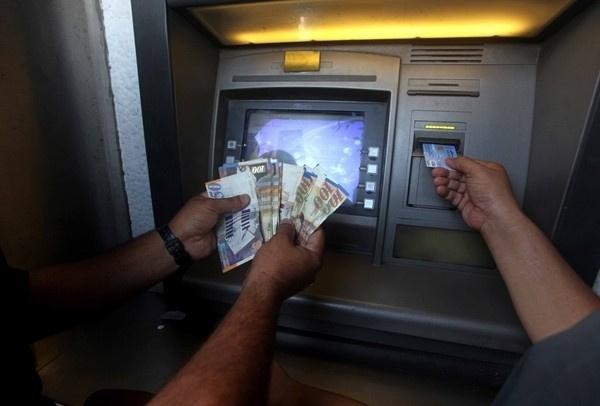 دعوات لاستخدام الأموال المكدسة لتسديد المستحقات وصرف الرواتب.. فهل تستجيب الحكومة؟