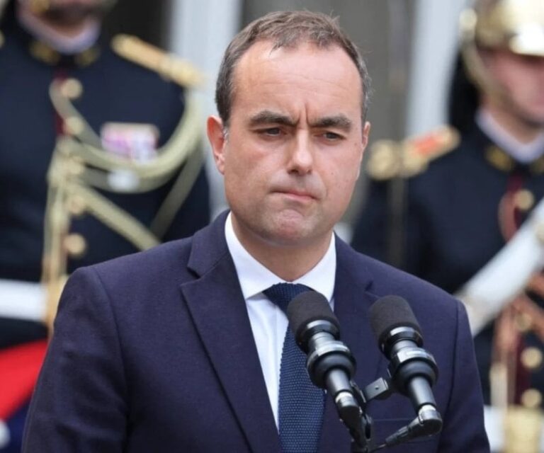 فرنسا: رئيس الوزراء الجديد يقدّم استقالته وماكرون يقبلها