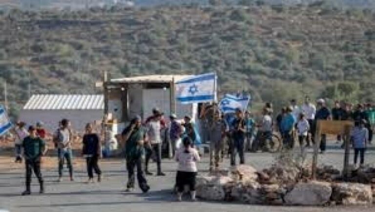 مستوطنون يهاجمون بيت ليد شرق طولكرم ويحرقون جرارا زراعيا ومركبة