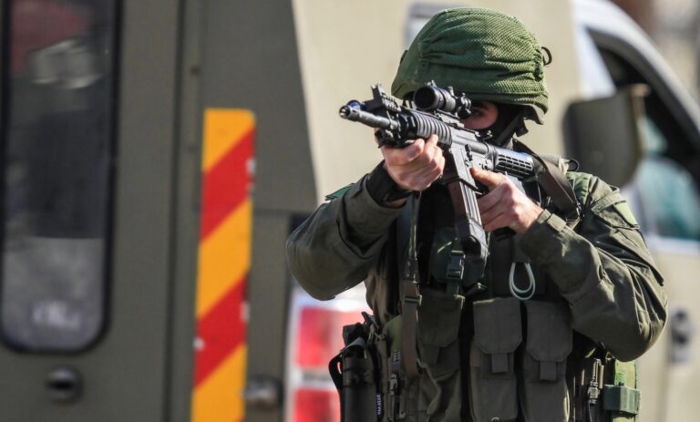 إصابة 8 عمّال فلسطينيين برصاص جيش الاحتلال