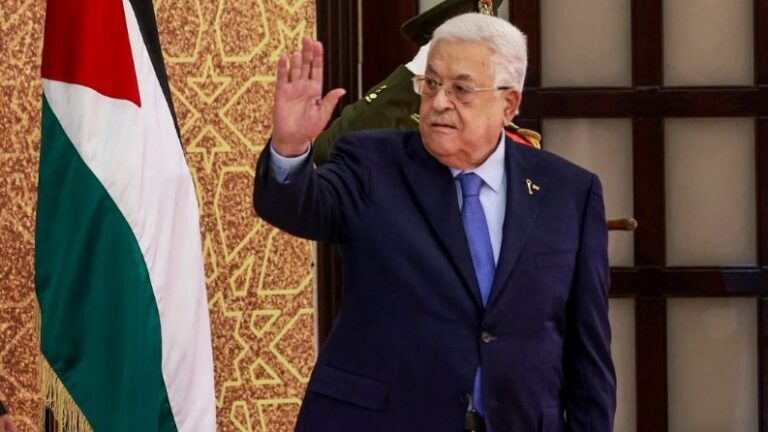 الرئيس عباس يشارك في القمة الدولية بشرم الشيخ غداً