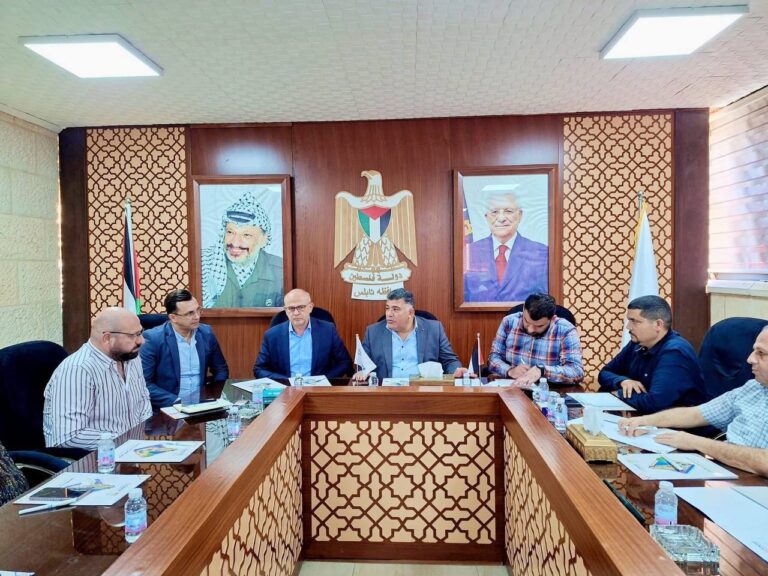 غسان دغلس يفتتح دورة تدريبية الخاصة بالحدث التوظيفي النابلسي