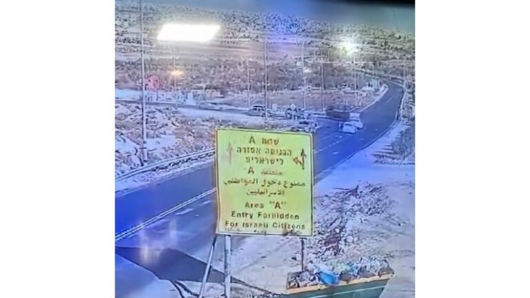 مستوطن يدهس سيدة وطفليها على مدخل يطا جنوب الخليل