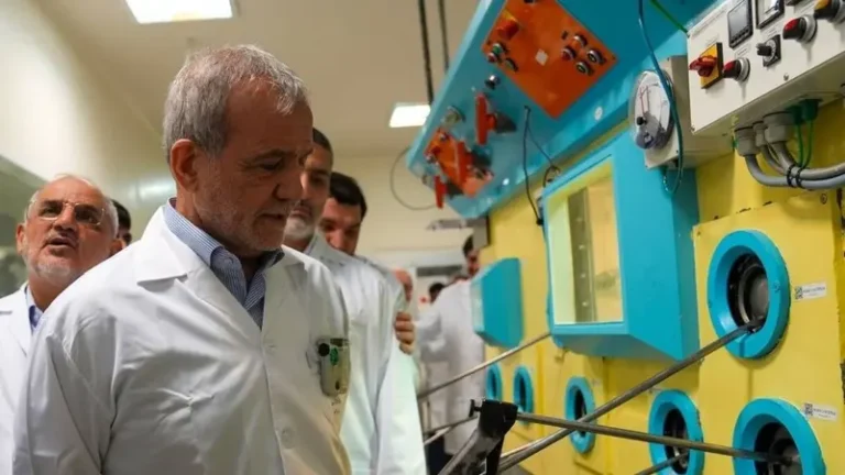 الرئيس الإيراني يؤكد: سنعيد بناء منشآتنا النووية بقوة أكبر