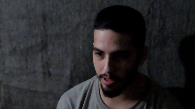 الأسير الإسرائيلي المُفرَج عنه “ماتان تسنجاوكر”: خلال فترة أسري كنت اتجوّل بين خيام النازحين تحت المراقبة ومقاتلي القسام تعاملوا معي بإنسانية