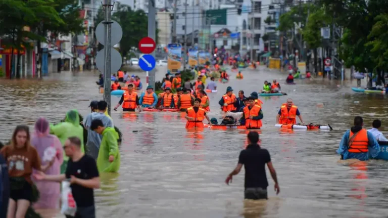 فيضانات فيتنام: الأمطار الغزيرة تخلّف ما لا يقل عن 90 قتيلاً و12 مفقوداً
