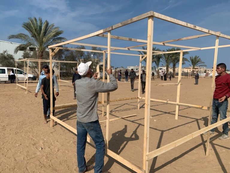 غرفة العمليات الحكومية الفلسطينية ووزارة الأشغال العامة والإسكان، بالشراكة مع UNDP، تشرع بإنشاء أول مركز إيواء من الخيام محلية الصنع في دير البلح