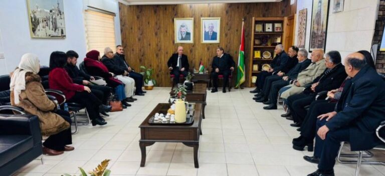 بمرسوم رئاسي: التميمي يسلم محافظ بيت لحم تخصيص 20 دونماً من أراضي جناتة لبناء مستشفى حكومي في المحافظة