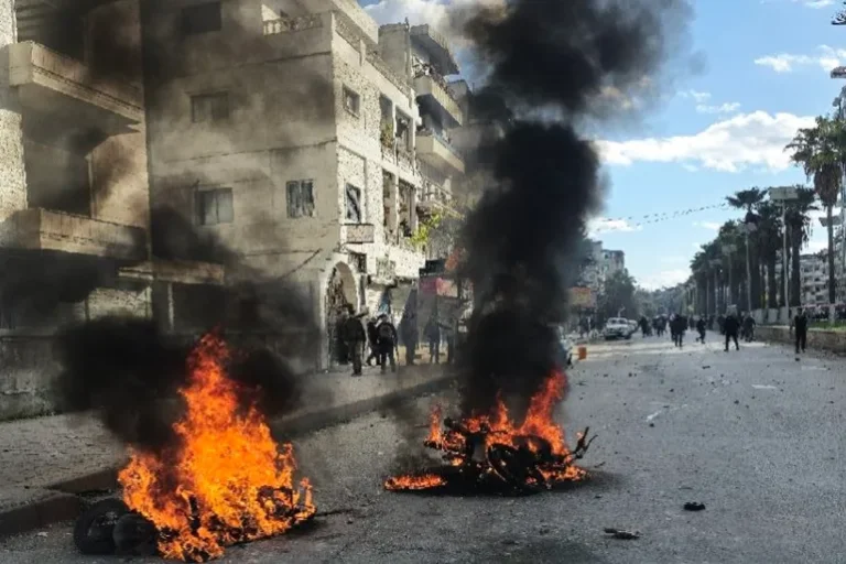 قتلى وعشرات الجرحى بهجمات “لفلول الأسد” على مظاهرات باللاذقية وجبلة