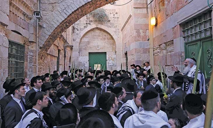 98 مستوطنا يقتحمون “الأقصى” وحاخام يثبت لُفافة توراة على بابه