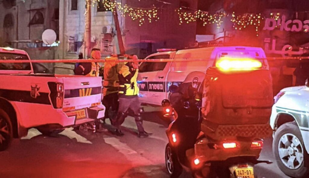 إصابة شابين أحدهما جروحه خطيرة بجريمة إطلاق نار في الطيرة داخل أراضي الـ48