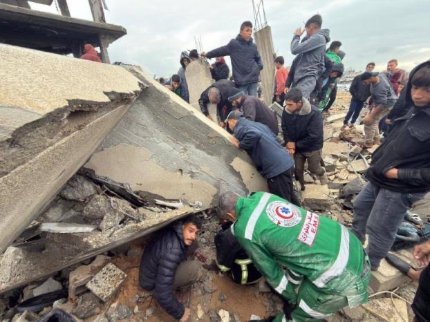 10 وفيات وانهيارات واسعة في المباني في غزة جراء المنخفض الجوي