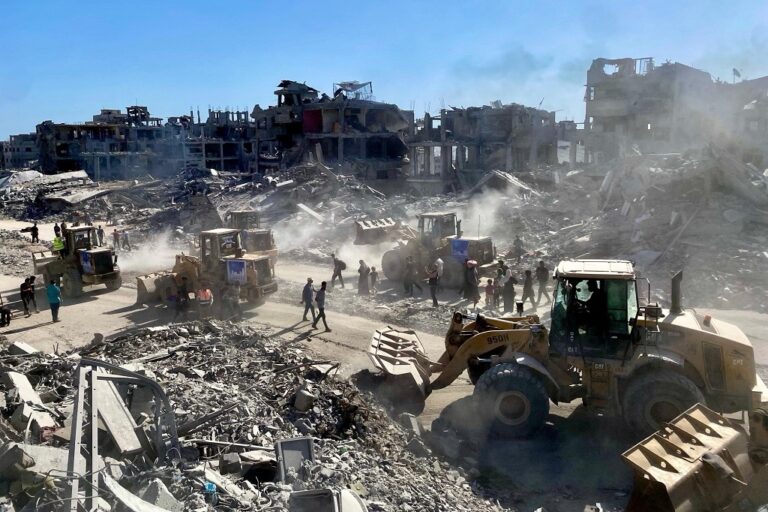 مصادر عبرية: “إسرائيل” توافق على تحمل تكلفة إزالة ركام غزة