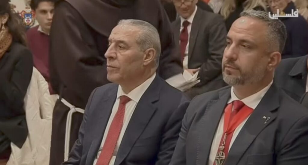 ممثلا عن الرئيس: حسين الشيخ يحضر قداس منتصف الليل