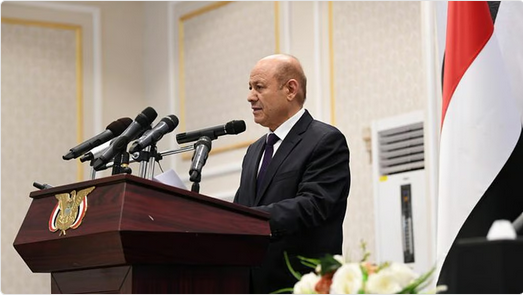 رئيس مجلس القيادة الرئاسي اليمني “العليمي” يطالب القوات الإماراتية بمغادرة اليمن وقصف أسلحة قادمة من الفجيرة