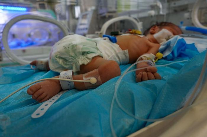 وفاة رضيعة بعد أيام من ولادتها جراء منعها من السفر لتلقي العلاج