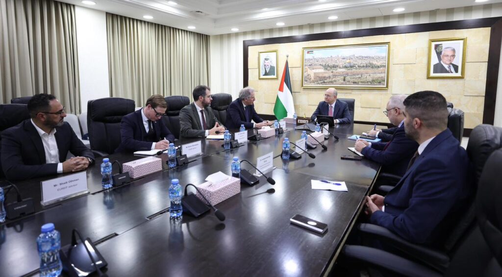 مصطفى يبحث مع المبعوث الأوروبي لعملية السلام المستجدات السياسية والأوضاع الميدانية