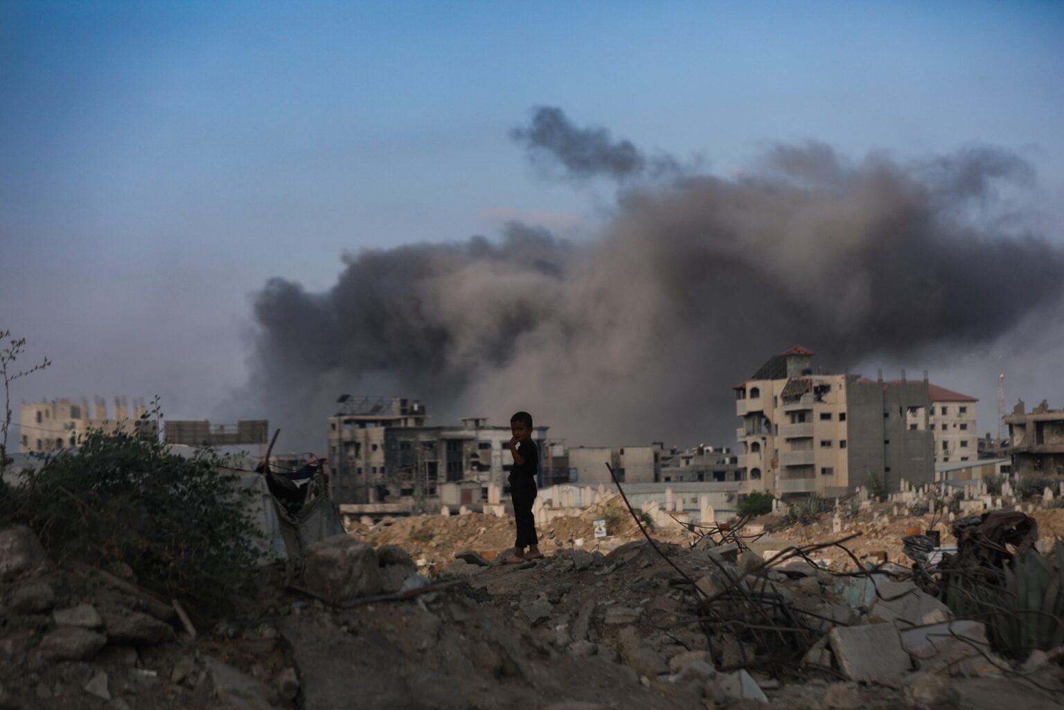 ثلاثة شهداء في قصف الاحتلال خان يونس