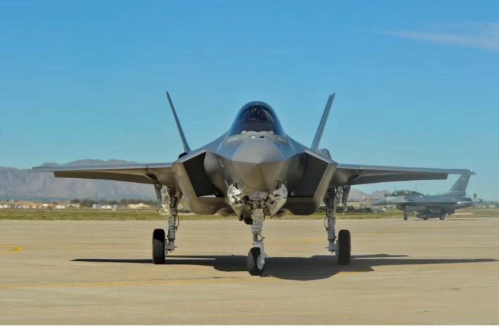 مقاتلات الجيل الخامس الأمريكية تتجه إلى الشرق الأوسط