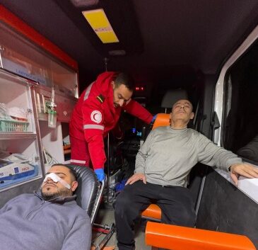 قوات الاحتلال تعتدي على طبيب ووالده ونجله خلال اقتحام مخيم الفوار جنوب الخليل