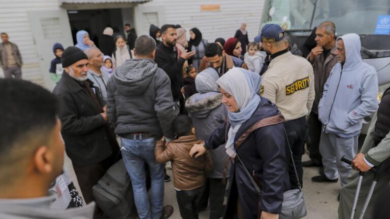 تهجير عائلات غزة… مؤسسة غامضة تسهل إجراءات السفر