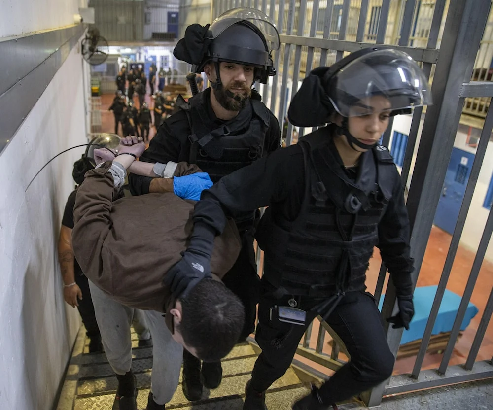 حماس: تصاعد التنكيل في سجن النقب.. سياسة ممنهجة لكسر إرادة الأسرى