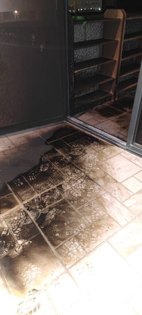 مستوطنون يحرقون مدخل مسجد في تل ويخطّون عبارات عنصرية