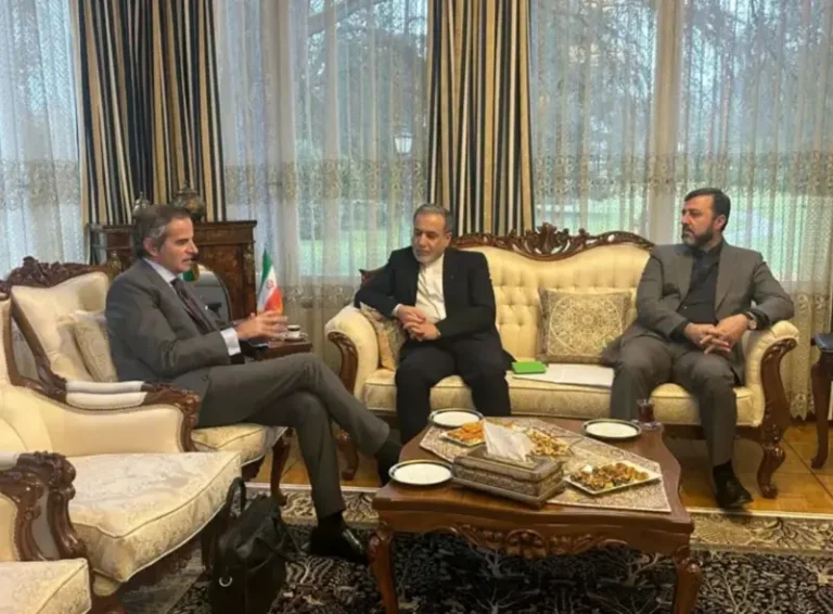 عراقجي يشدد على رفض إيران الخضوع “للتهديد”، وسكان طهران يهاجمون خامنئي