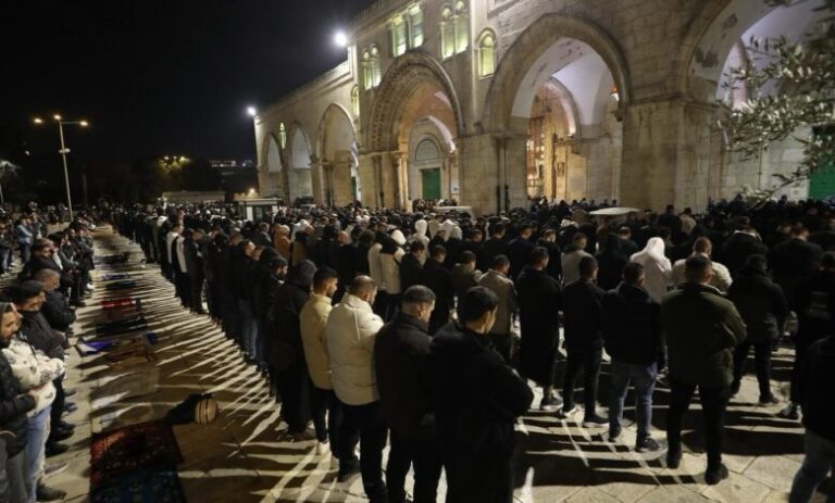 60 ألف مصلٍ يؤدون صلاتي العشاء والتراويح في المسجد الأقصى