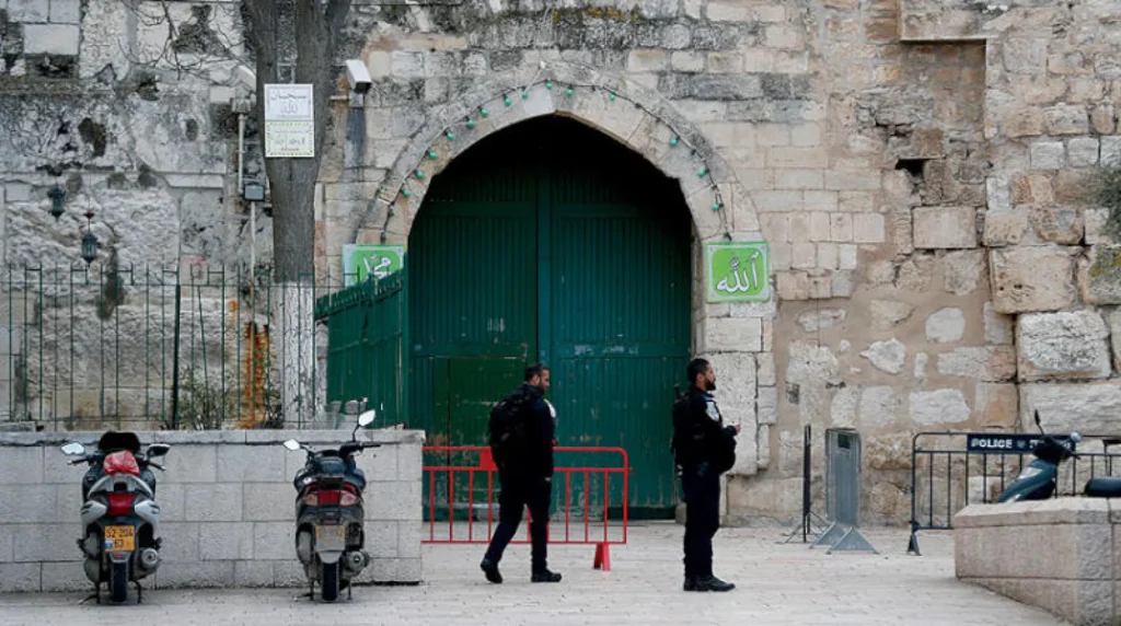 الاحتلال يغلق أبواب “الأقصى” لليوم الثالث بالتزامن مع فرض إغلاق على الضفة