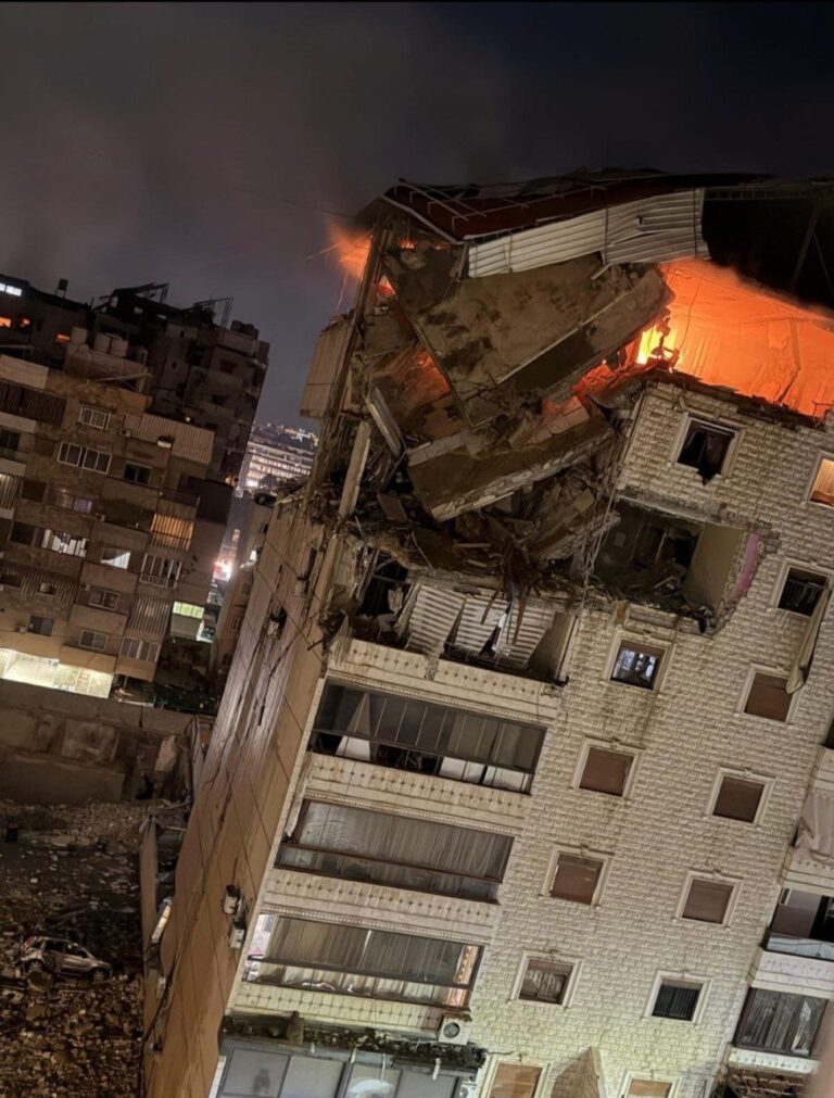 غارات مكثفة بعدة مدن وسقوط مقاتلات أمريكية بالكويت