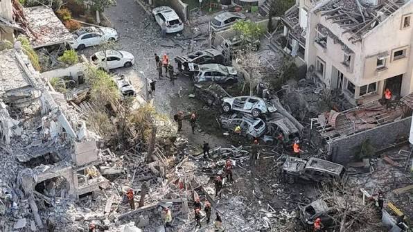 انفجارات بطهران وإصابات بشظايا صاروخية في إسرائيل