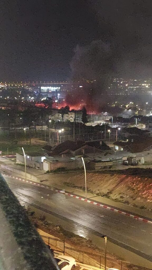 حرائق ودمار وعشرات الإصابات.. الصواريخ الإيرانية تضرب “ديمونا” في جنوب فلسطين المحتلة