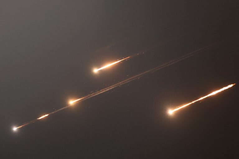 إيران: حرس الثورة ينفذ الموجة 83.. عمليات متزامنة تستهدف مواقع عسكرية ونفطية