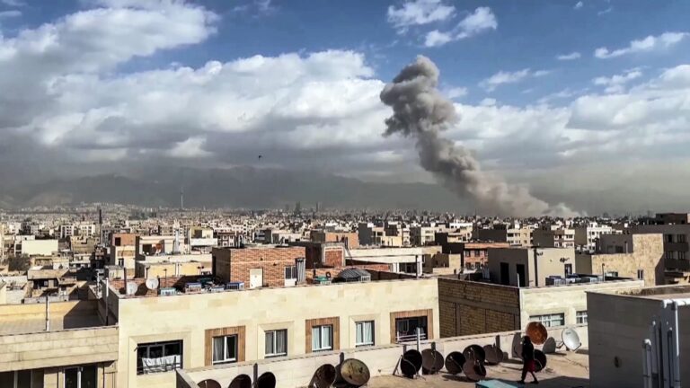 غزة.. قصف مدفعي وراء الخط الأصفر واسرائيل تغلق المعابر