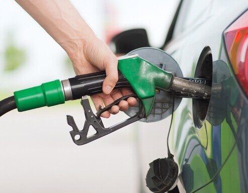 ابتداءً من أبريل: البنزين في إسرائيل يقترب من 10 شواقل للتر