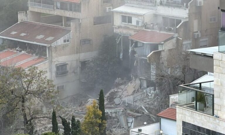 صاروخ إيراني يضرب مبنى في حيفا: مصابون وتحذيرات من وجود عالقين
