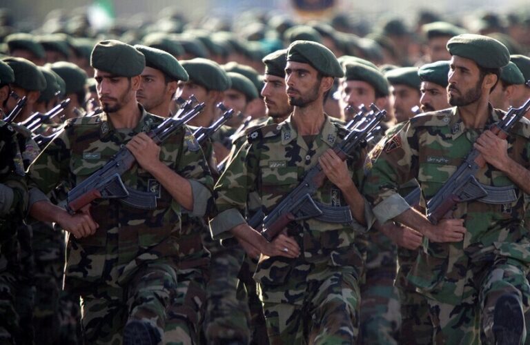 أمريكا تعلن حصار موانئ إيران والحرس الثوري يتوعد بـ”دوامة قاتلة”